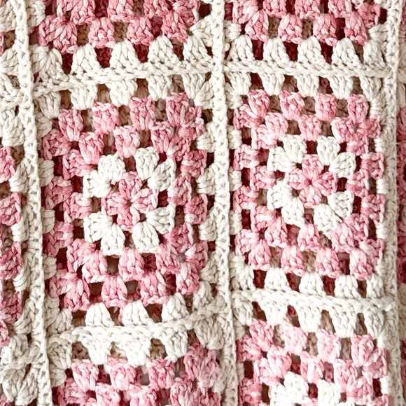 Davi & Dani Granny Square Crochet Sweater Pink and Cream Size Large Boho Shabby - Picture 10 of 10